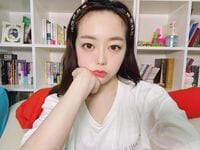 峯岸みなみ、おでこ全開のカチューシャ姿に「きゅんってなった」「肌まっしろ！綺麗！」の声