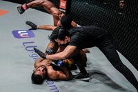 【映像】死角からのヒジで一撃失神