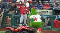 大谷翔平、敵地マスコットに“激しく”絡まれ困惑 試合前の一コマに「困ってる」ファン“ほっこり” 