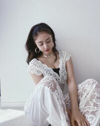 「可愛すぎてしんどい」谷まりあ、セクシーな谷間が目を引く“ホワイトコーデ”にファン悶絶