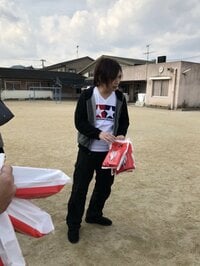 鬼龍院翔、広島県の被災地へお菓子を届ける「みんな寒い中ありがとう」