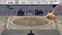 迫る力士に行司が回避失敗…土俵から落下も懸命に軍配「勝負あり！」のプロ根性