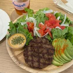 料理研究家、横浜のハワイアンタウンでランチを堪能「これめちゃくちゃおいしい」 