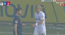 堂安律vs浅野拓磨の日本人対決で大炎上！「試合できねえだろ」「何も見えねえ」 スタジアムが大混乱… 試合開始直後にサポーターの発煙筒で大火事レベルの煙