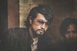 斎藤工の胸元には刺青、銃を構える早乙女太一…『孤狼の血 LEVEL2』危険な男たちの場面写真解禁