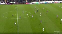 「上手すぎる」「なんでもできるな…」 リバプール遠藤航が美しすぎる“低弾道ロングフィード”を炸裂した瞬間　最終ラインから正確なキックで高精度パス