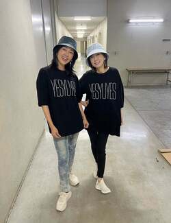  早見優、お揃いのTシャツを着用した松本伊代との2ショットを公開「素敵」「仲良し」の声 