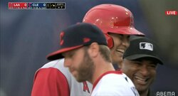 大谷翔平、弾丸ヒットで出塁→塁審を“一瞬”で虜 ニコニコ談笑に「審判メロメロ」「モテ谷」ファンほっこり