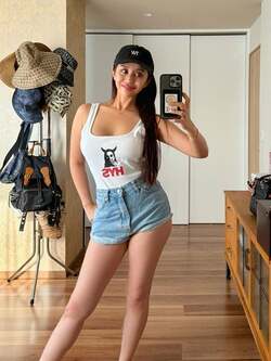  PINKY、40代のショートパンツ姿を公開「ボディラインが綺麗になると心も快活に」 