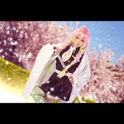 人気コスプレイヤー・火将ロシエル、桜吹雪舞う「鬼滅の刃」甘露寺蜜璃コスプレに称賛続々「眩しすぎます」