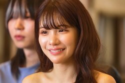 月収300万円の26歳美女、へそチラ部屋着姿で“ヒモ希望”のイケメン2人から猛アピール「俺は一途」「フランス語ができる」