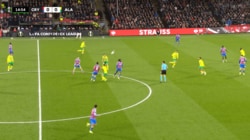 「モドリッチばりだ」鎌田大地の“絶品アウトサイドキック”にスタジアムどよめき！「うっっま」「魅せるね」ダイレクトパスにファン喝采 