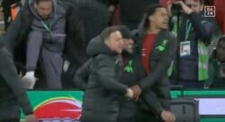 放送事故レベル！「ヤバい奴が映ってる」「怖っ…」ケガ人を突き飛ばして大爆走→ベンチ外からピッチに猛ダッシュする瞬間　負傷欠場のリバプールFWがヤバすぎる行動