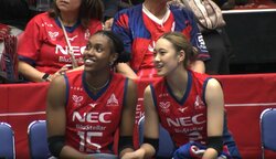 突然何を…女子バレー、カメラに抜かれ咄嗟に可愛い行動 日本代表でもブレイク中の23歳金髪女子の振る舞いが話題