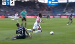 批判殺到！「死ぬだろ」「逆ギレすんな」一発退場の“殺人タックル”が炸裂した瞬間　三笘薫を襲ったレベルの極悪スライディングにあわや一触即発の事態