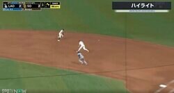 一体、何が起こった？「何やってんだよ！」「ありえねえ…」 不運すぎるアクシデントが襲った瞬間　平凡なゴロ→余裕で捕球したのにボールが後ろに消える