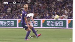 アニメかよ！怪物FWがパワーシュートでピッチに“巨大穴”をあけた瞬間「見たことないエグれ方」「日向小次郎みたい」自ら穴埋めする姿も話題に