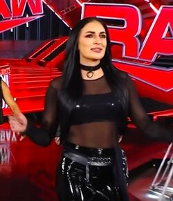 「2人とも美人すぎる」女子レスラー、妻との2ショットを公開 華麗な出で立ちが話題に