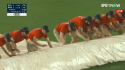 雨だ、急げ！突如降り出した大雨に球場スタッフが緊急出動 わずか2分でシート敷く速さにファン喝采