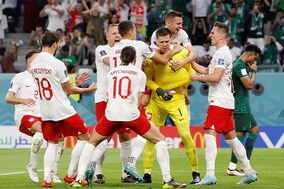 【W杯】「W杯ベストセーブ？」　ポーランド代表GK、窮地阻止の“3秒連続ストップ”を海外絶賛