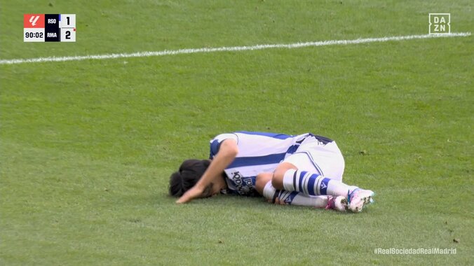 久保建英が絶叫「すごい声聞こえた」背後からの危険タックルで転倒悶絶→ノーファウルで観客からブーイング！ 3枚目