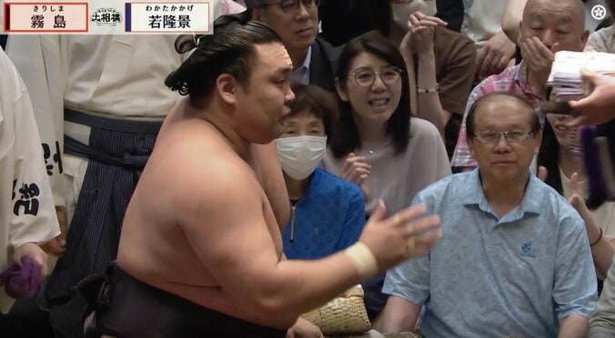 懸賞を受け取る霧島