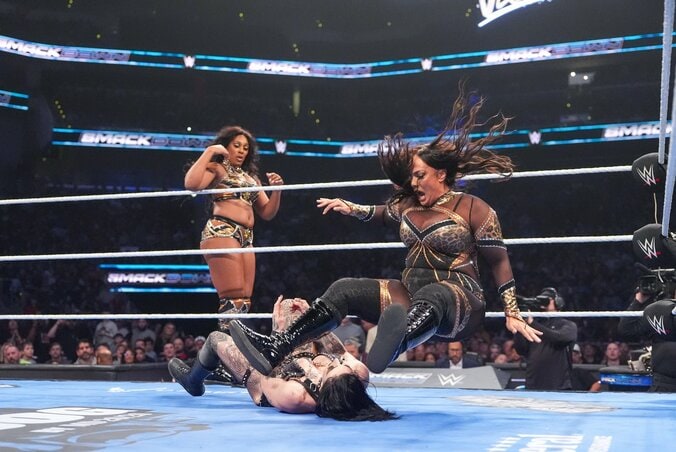 【映像】「あぶない」空から“体重120キロ超”の無慈悲アタック