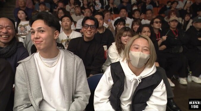 「やっぱり可愛い」リングサイドに20歳で引退の“美脚炸裂シンデレラ” 久しぶりの姿にファン驚き 5枚目