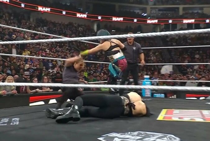 ジェシカの髪をつかみ