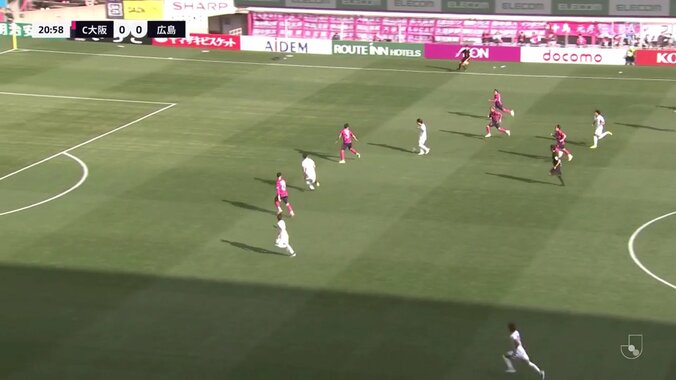 「今季ベストセーブだろ！」C大阪DF、宙を舞う奇跡のアクロバティッククリアが話題沸騰「もはや忍者」「シュリンプクリア」 5枚目