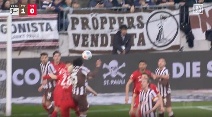 場内騒然！日本代表・安藤智哉、衝撃の“190cm豪快ヘッド”「打点高すぎ」強靭フィジカル→ドイツ代表の上から叩き落とす「デンジャー！」  2枚目