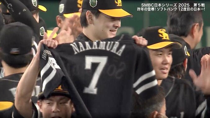 ホークス日本一で“粋な計らい” 歓喜の甲子園で「掲げていました」 牧原大成が号泣「今日はベンチにいません」胸を打った感動光景 3枚目
