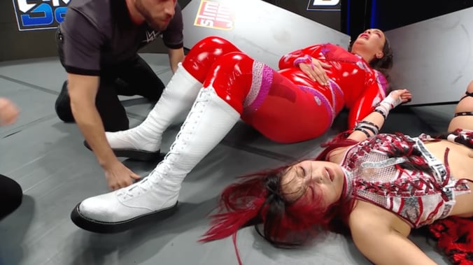 倒れ込むナイア・ジャックスとイヨ・スカイ