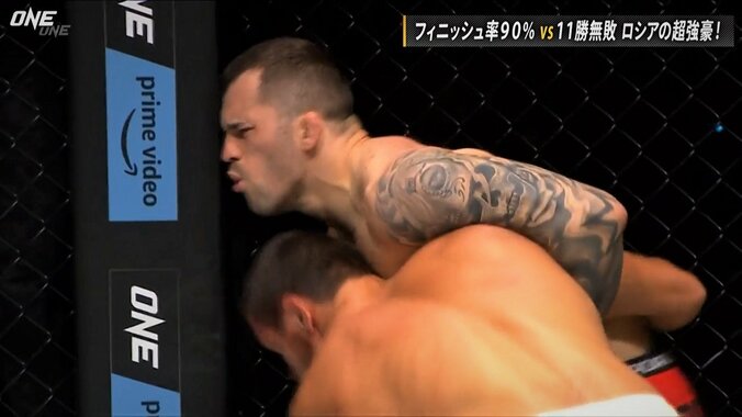 急所にヒザの“蛮行”！ 断末魔のうめき声と大ブーイングで会場騒然 悪びれない様子に「Why？じゃねーよ」批判殺到 2枚目