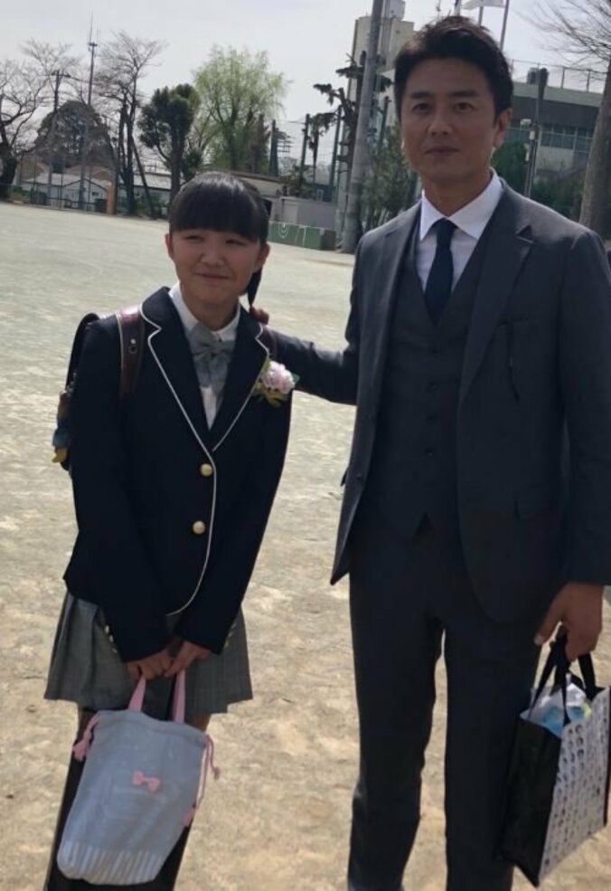 原田龍二、小学校卒業の娘と2ショットを公開「美人さん」「可愛い」の声 1枚目