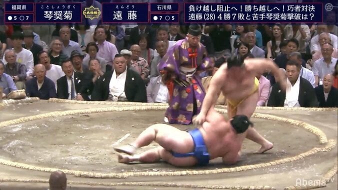 「鬼気迫る相撲」遠藤、苦手・琴奨菊との熱戦を制して勝ち越し決める 1枚目