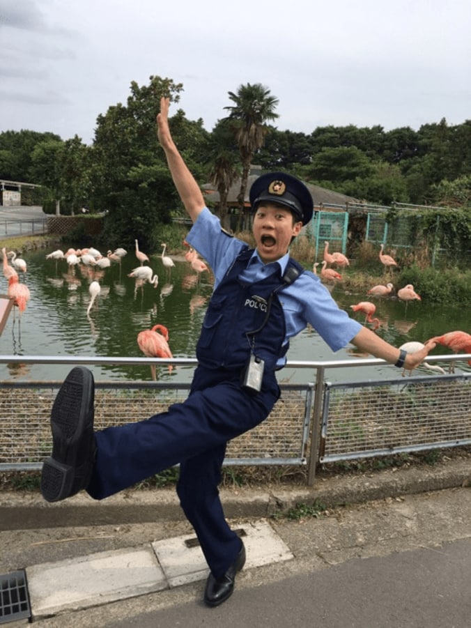 横山だいすけ『警視庁いきもの係』撮影現場でフラミンゴポーズ「ブンバ・ボーン！」 1枚目