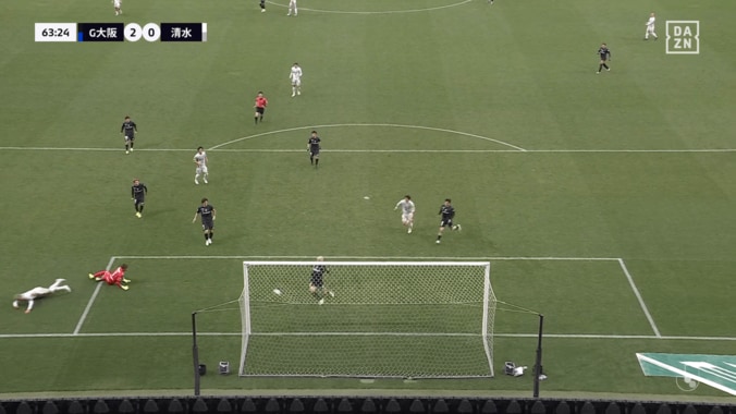 元日本代表DFが「もうGKなんよ」仰天の“神クリア”にSNS騒然！「月間ベストセーブ級やw」三浦弦太がG大阪を救った瞬間 5枚目