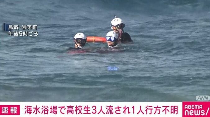 捜索する消防隊員