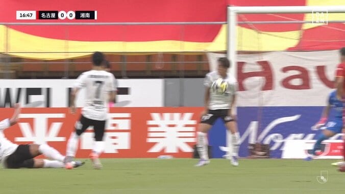 「怖い倒れ方」湘南DF、強烈弾丸ミドルが顔面直撃→転倒で「大丈夫か？」プレー続行もファンは心配の声 5枚目