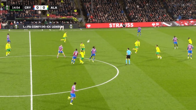 アクトサイドキックでパスを出す鎌田大地