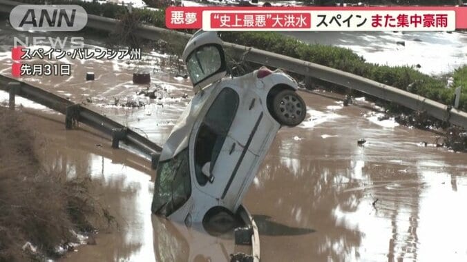 道路に突き刺さった車