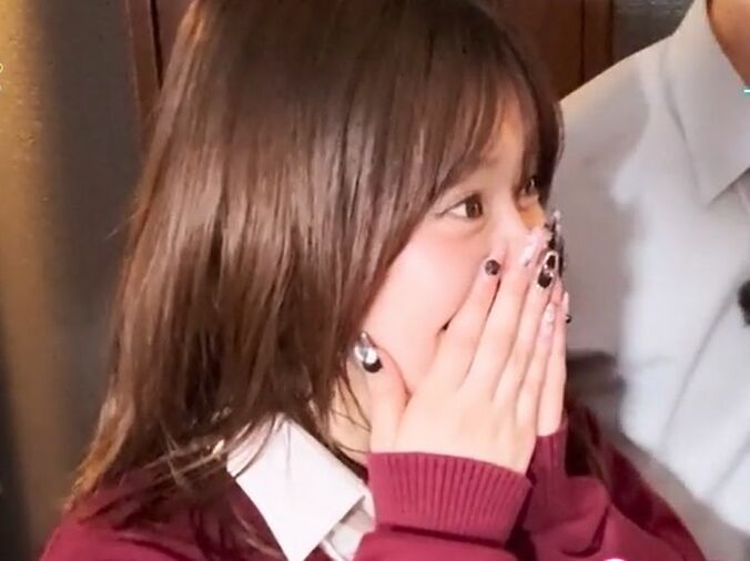 【写真・画像】“日本イチ可愛い女子高生”、300万円の絵画に200万円のソファ…有名芸能人の豪華セカンドハウスに興奮！　1枚目