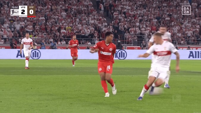 場内騒然！ 日本代表MF、高速フェイント→絶妙ノールックパスが話題「やっぱりセンスある」「よく見えてる」藤田譲瑠チマのアシスト未遂 2枚目