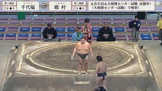 し、しまった…勝った若手力士が大恐縮のアクシデント 負けた力士が土俵下に転落した直後のワンシーン 1枚目