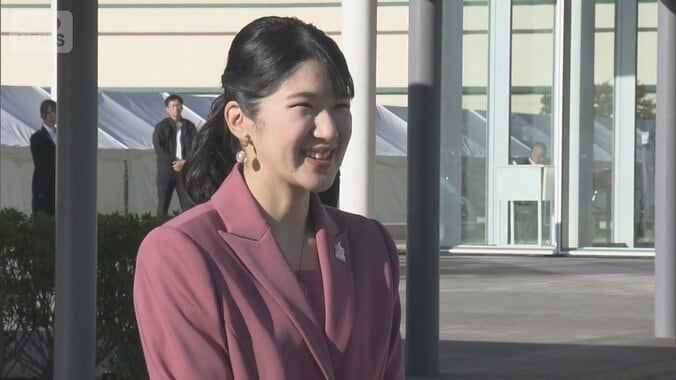 【写真まとめ】愛子さま 3日目は爽やかなライトブルーの装い 大型望遠鏡を覗き込み満面の笑み　2日目には｢はこた人形｣の眉毛絵付けに苦戦する姿も【鳥取訪問】 10枚目