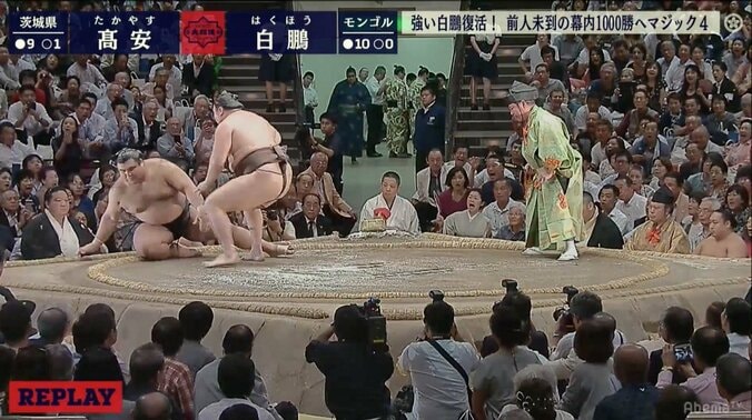 白鵬がただ1人の11連勝　高安を押し倒しで瞬殺 1枚目