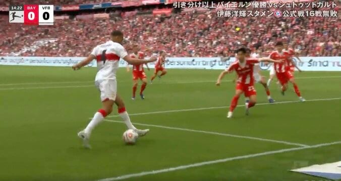 場内騒然！ 伊藤洋輝、思わず二度見する“神プレー”「冷静だな」「そこは伊藤」完璧ポジショニング→“カバーリング”炸裂でピンチ阻止 3枚目