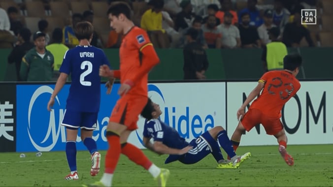 「怖すぎる…」中国代表DFの“顔面体当たり”に日本代表DFが悲鳴！「完全にアフター」「レッドカード出してよ」終了間際の暴挙がまさかのお咎めなし【U23アジアカップ】 4枚目