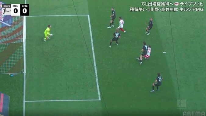 「エグい倒れ方した」オーストリア代表MFを襲った悲劇「危なすぎる」死角からの激しい衝突→ノックアウトでピッチに倒れ込む 2枚目